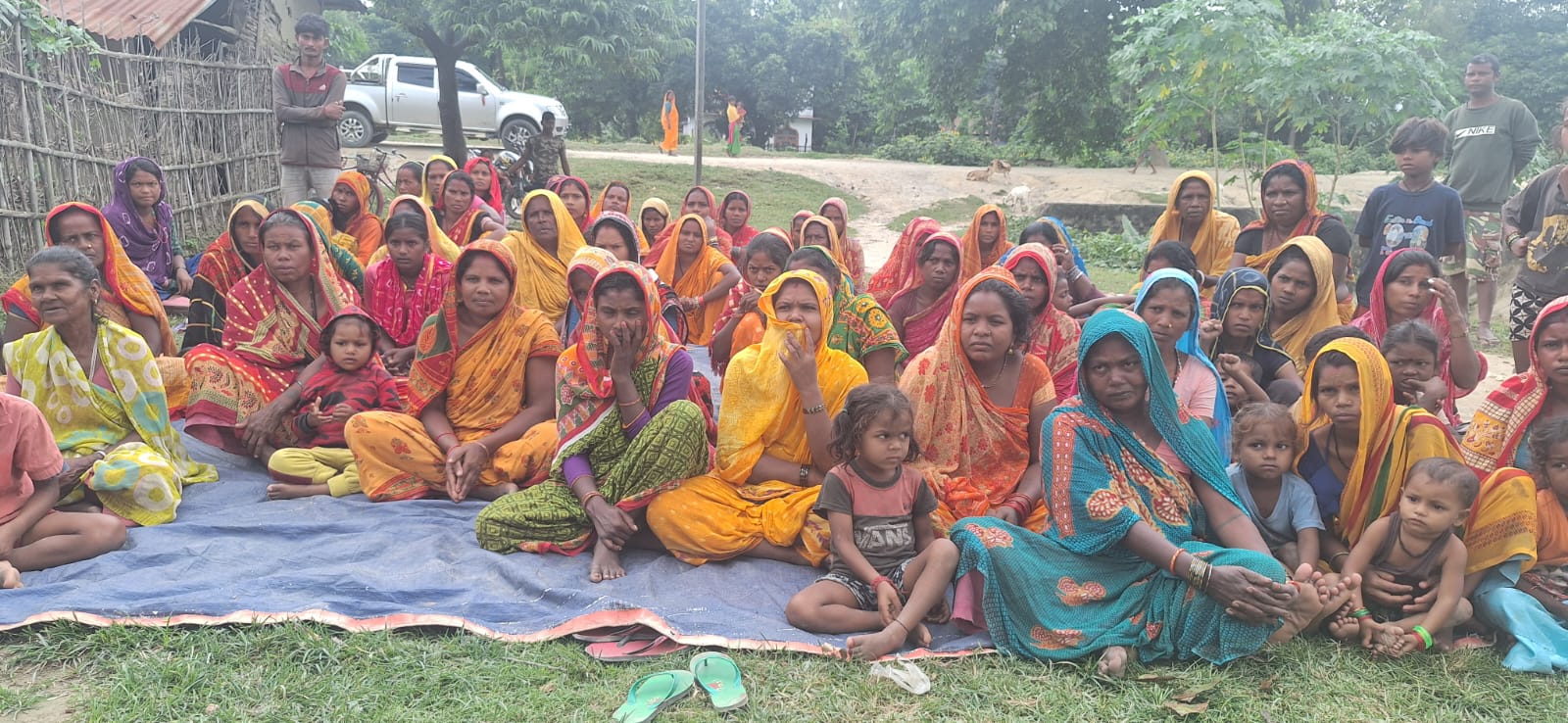 कञ्चनरूप नगरपालिका वडा नंंं ८ का विपन्न,महिला तथा दलित परिवारहरुको स्वास्थ्य विमा कार्ड लागि उपस्थित ।