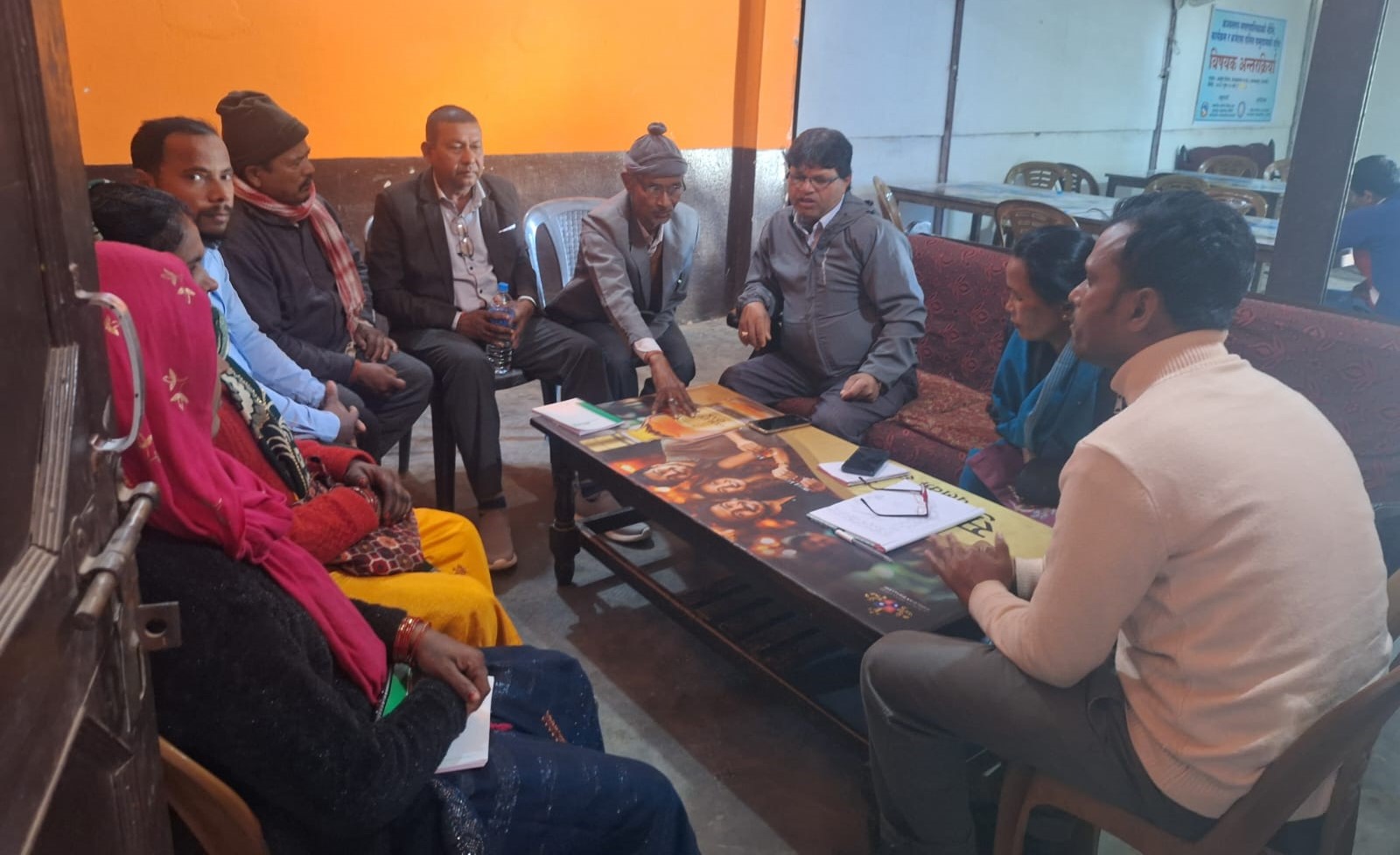 कञ्चनरुप नगरपालिकाका स्थानीय जातीय भेदभाव तथा छुवाछूत अनुगमन समितिका पदाधिकारीहरुको दोश्रो बैंठकमा समय सान्दर्भिक निर्णय गर्दै । 