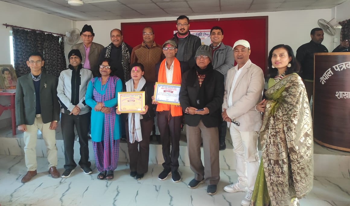२९ औ लोकेन्द्र पत्रकारिता पुरस्कार सप्तरीको राजविराजस्थित नेपाल पत्रकार महासंघ सभा हलमा आयोजित कार्यक्रममा पुरस्कृत पत्रकारद्धय यादव र अर्चना परियारसहित अतिथिहरु ।