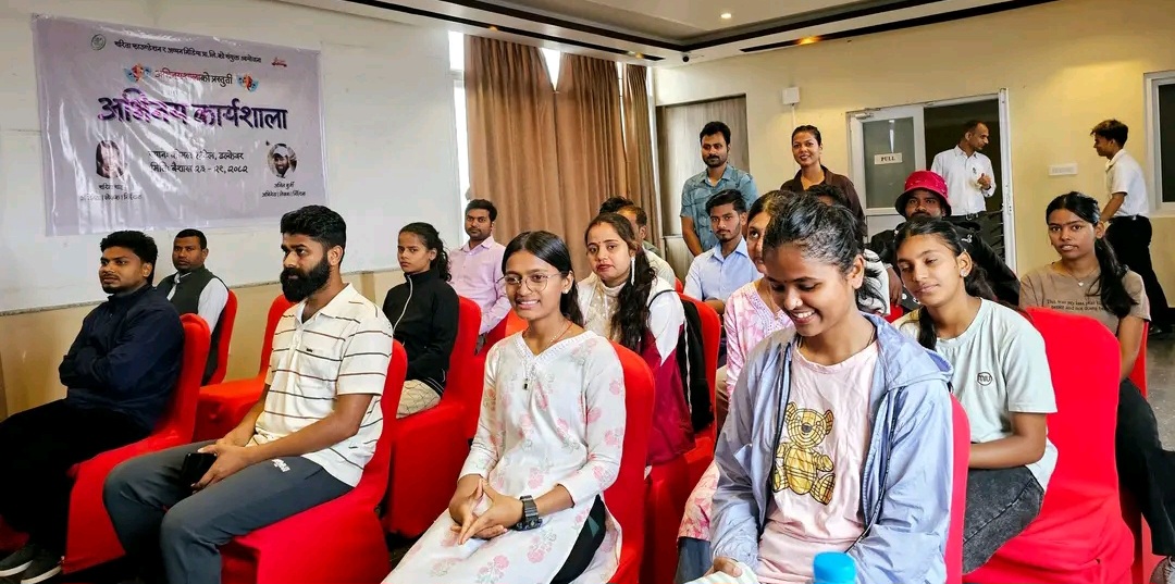ढल्केबरमा ७ दिने निःशुल्क अभिनय कार्यशालाको भव्य उद्घाटनमा कलाकारहरु ।