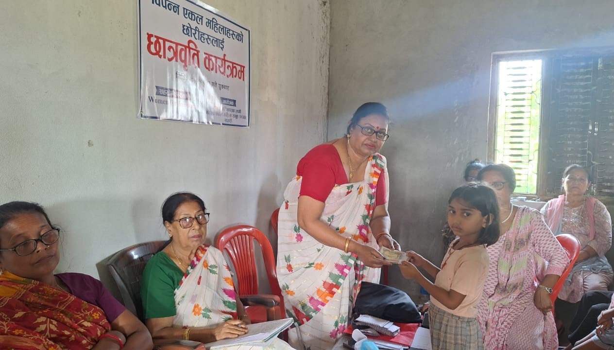मानव अधिकारका लागि महिला एकल महिला समूह सप्तरीकी अध्यक्ष किरण रौनियारले एकल महिलाका विपन्न छात्रालाई छात्रवृत्ति वितरण गर्दै ।