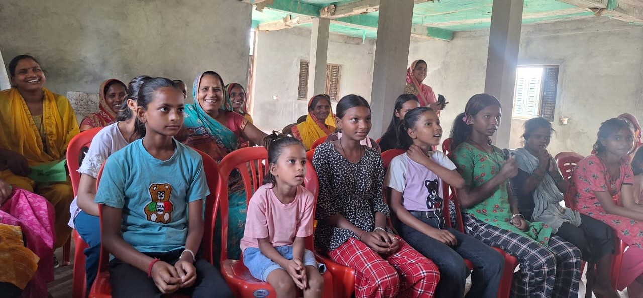 कञ्चनरुप नगरभित्रका एकल महिलाका २३ जना छात्रा विद्यार्थीहरु ।