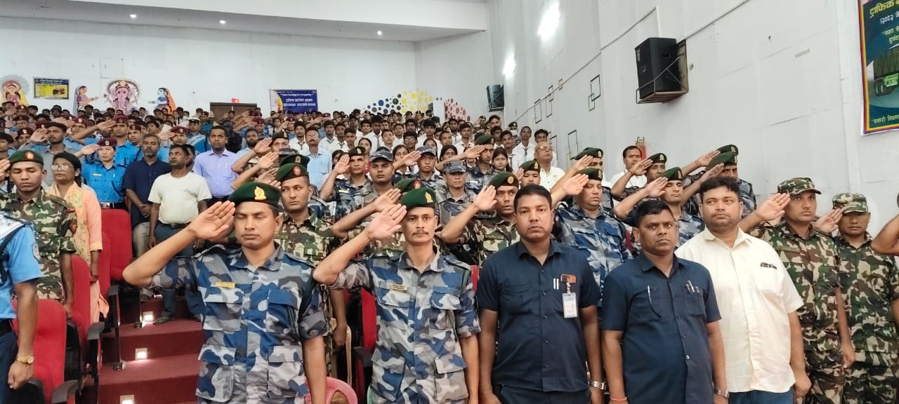ट्राफिक जनचेतना सप्ताह कार्यक्रममा मधेश प्रदेशका सुरक्षाकर्मीहरुकाे सामुहिक उपस्थित ।