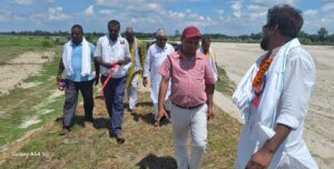 सप्तरी निर्वाचन क्षेत्र नं. १ बाट प्रतिनिधि सभा सदस्य तथा महिला, बालबालिका तथा जेष्ठ नागरिक मन्त्री नवलकिशोर साह पौँडा खोलाकाे सम्पन्न बाँधलाई उद्घाटन पश्चात् अवलोकन गर्दै ।